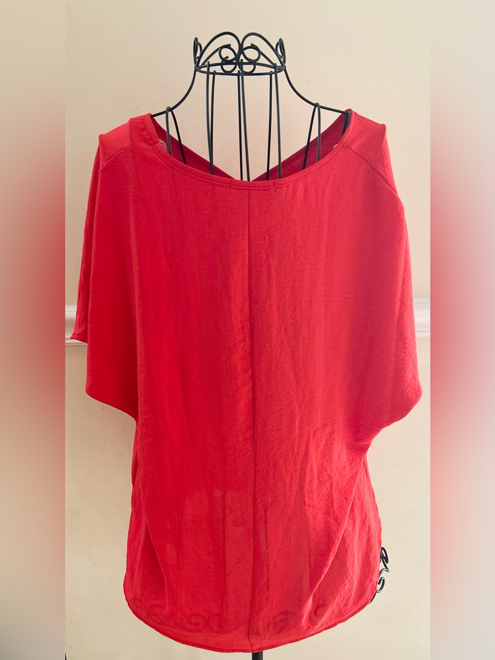 NWT Entro Women’s Red V-Neck Short Sleeve Relaxed Fit Top - Picture 4 of 4